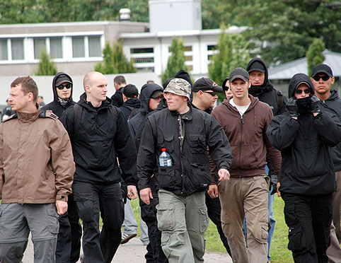 Nazihool-Anführer Henrik Ostendorf (ganz links) und Andre Sagemann (mit Plastikflasche) im Kreis der Bremer Nazi-Reisegruppe (Aufmarsch in Dortmund 2009)