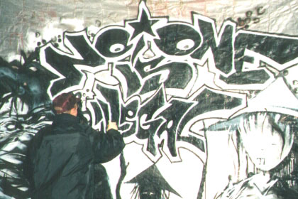 und ein 'No one is illegal'-Graffiti