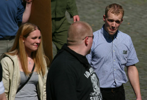 In Bückeburg: Florian Cordes (rechts) mit seiner neuen Liebschaft (ganz links, nicht in der Mitte)