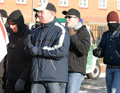 Links Marc Gaitzsch. Wer ist der Nazi im Vordergrund (blaue Jacke)?