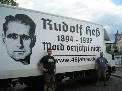 Die "furchtlosen Fahrer auf den Straßen des Führers" (Zitat Homepage) Henrik Ostendorf und Nils Larisch vor der Nazikarre