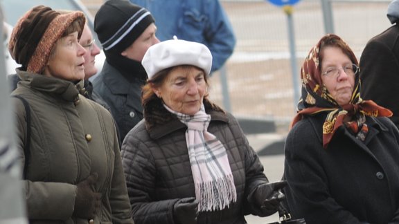 Elfriede Budina (weiße Mütze, stellvertretende DVU-Vorsitzende aus Bremen) mit Nazi-Freundinnen