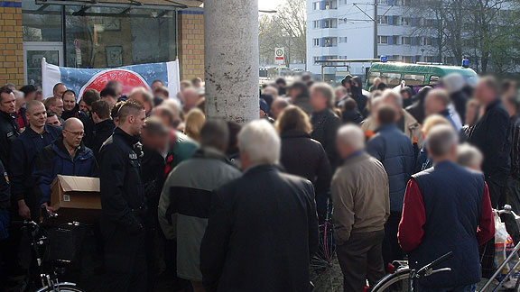 Bremen-Vahr, April 2008: Antifas und GewerkschafterInnen umstellen Nazistand, NPD (vorne links Jörg Wrieden) kann einpacken