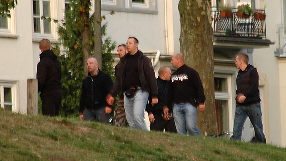 Mirco Hornstein (vorne, mit heller Jeans) mit anderen Nazi-Hools