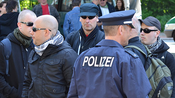 Christian Schneeweiss (vorne links mit Palituch) inmitten anderer Nazis beim Aufmarsch am 30. April 2011 in Bremen