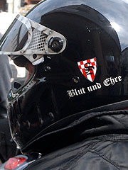 Ahrlichs Motorradhelm: Standarte-Emblem und Nazislogan