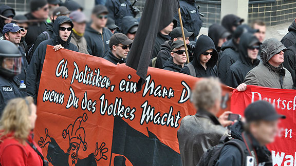 Bremer Nazis hinter ihrem Transparent, mit Fahne in der Mitte: Marius Lachnik