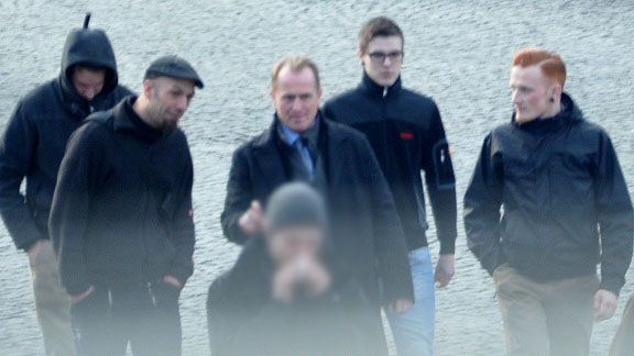 vorne links: Andreas Hackmann, daneben Nazi-Anwalt Wolfram Nahrath, rechts Mario Müller. Wer kennt die anderen dahinter?