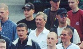 Jens Dierks (links mit Cap) und Jens Bischoff (rechts mit Cap) beim Naziaufmarsch in Wunsiedel 2001