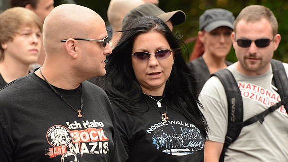 Marcel Wessel mit "Ich habe Bock auf Nazis"-Shirt und Yvonne Maron (beim Aufmarsch in Hamm, 2013)