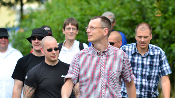 Bildmitte: Henrik Ostendorf, im Hintergrund links: Tom Möller mit seinem unbekannten Begleiter (dahinter mit Anglerhut)