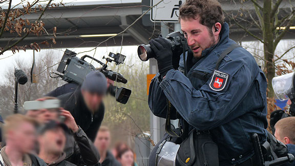 Polizei beim Abfotografieren von Linken