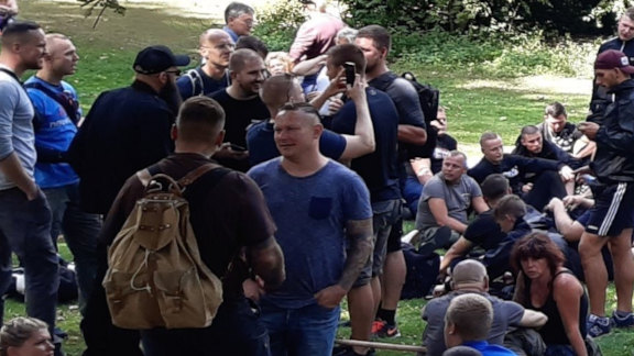 Nazis sammeln sich am Rande der Demonstration. Linker Bildrand in blauem Shirt: Dennis Dollberg