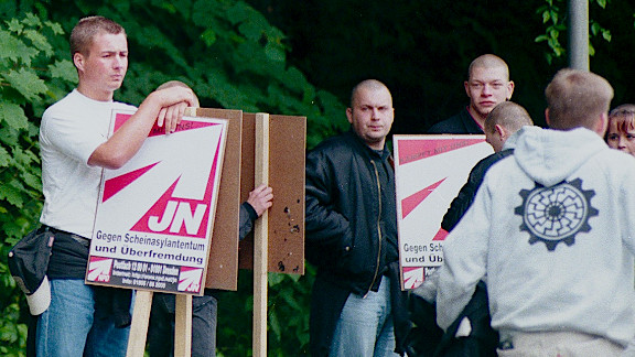 Links: Michael Osterloh beim NPD-Aufmarsch 1999