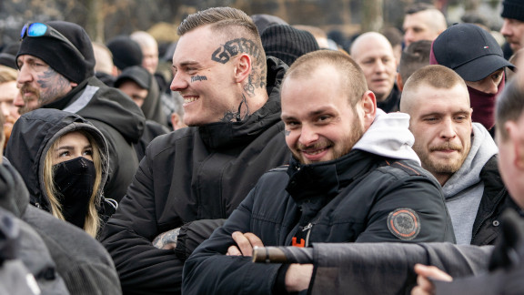 Nazis der weserems.aktion in Dresden am 15.02.2025, von links nach rechts: Jolina Meyerhöfer (Rotenburg/W.), Marvin Dunker, Enrico Avagliano, Justin Schäfer (Kirchlinteln)