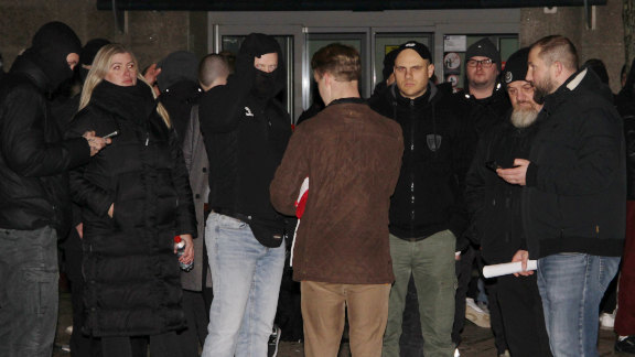 Regionale Nazis beim Aufmarsch in Magdeburg am 21.12.2024, von links nach rechts: Timo Nerke (ehemals Oldenburg, aktuell Schwarzenberg), Anna-Lena Benjes, Unbekannter Bremer (mit Bauchtasche), Martin Bock (grüne Hose). Ganz rechts Alexander Deptolla (Organisator "Kampf der Nibelungen")