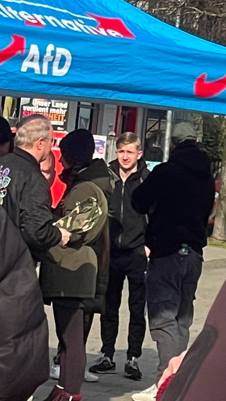Tobias Deutsch (Bildmitte) und Martin Bock (rechts) unterstützen den AfD-Stand am 15.03.2025 in Gröpelingen