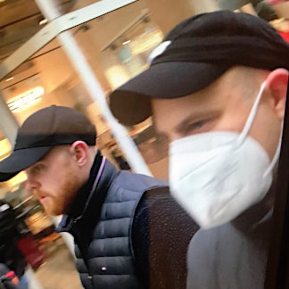 Der Unbekannte und Martin Bock am Rand einer linken Kundgebung in der Bremer Innenstadt (2025)