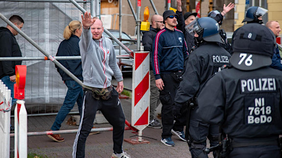 Stolte mit Hitlergruß am Rande des Auswärtsspiels von Rot-Weiß Essen beim VfB Oldenburg (06.11.2022) Stolte mit Hitlergruß am Rande des Auswärtsspiels von Rot-Weiß Essen beim VfB Oldenburg (06.11.2022)
