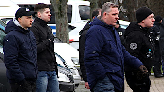 Bock (Cappy), Jürgensmeier (in der Mitte, verdeckt) und Engelke (rechts mit Mütze) beim Naziaufmarsch in Peine (03.02.2018)